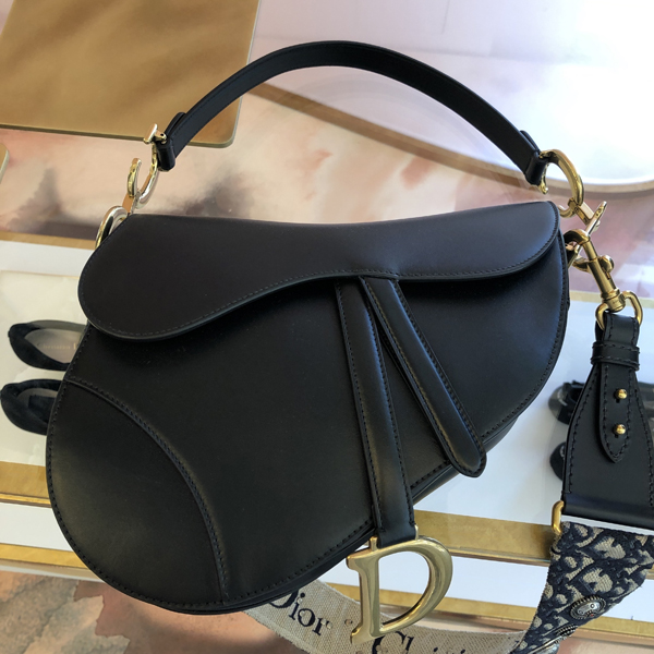 【Dior】スーパーコピー新作 カーフスキン “SADDLE” バッグ (Black) M0446CWGH_M900